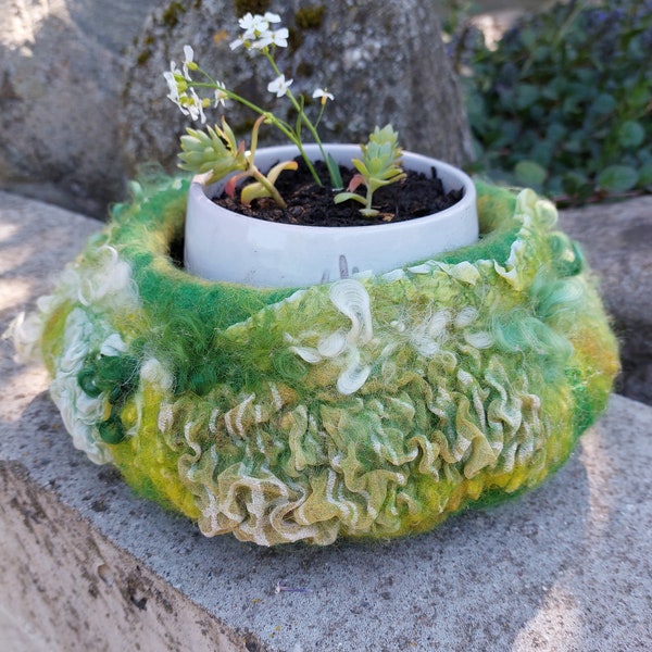 Bol artistique en fibre feutrée de laine ; Centre de table accrocheur ; Décoration d'intérieur fabriquée à la main ; Vaisselle artisanale élégante, conservation des fruits. Vert jaune.