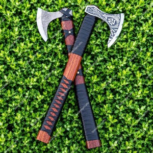 Handsmidd vikingayxa - klassisk/Ragnaryxa, nordisk panerad yxa-stil - äkta rosenträläder - handtag i klätt rosenträ.