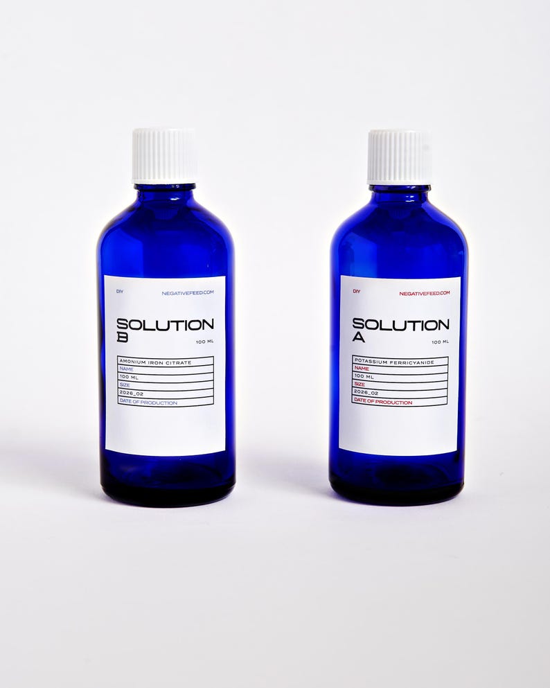Pode incluir: Duas garrafas de vidro azul cobalto com tampas de rosca brancas. Cada garrafa tem um r&oacute;tulo branco com texto preto que diz "SOLUTION" e o nome qu&iacute;mico. As garrafas t&ecirc;m 100 ml cada.