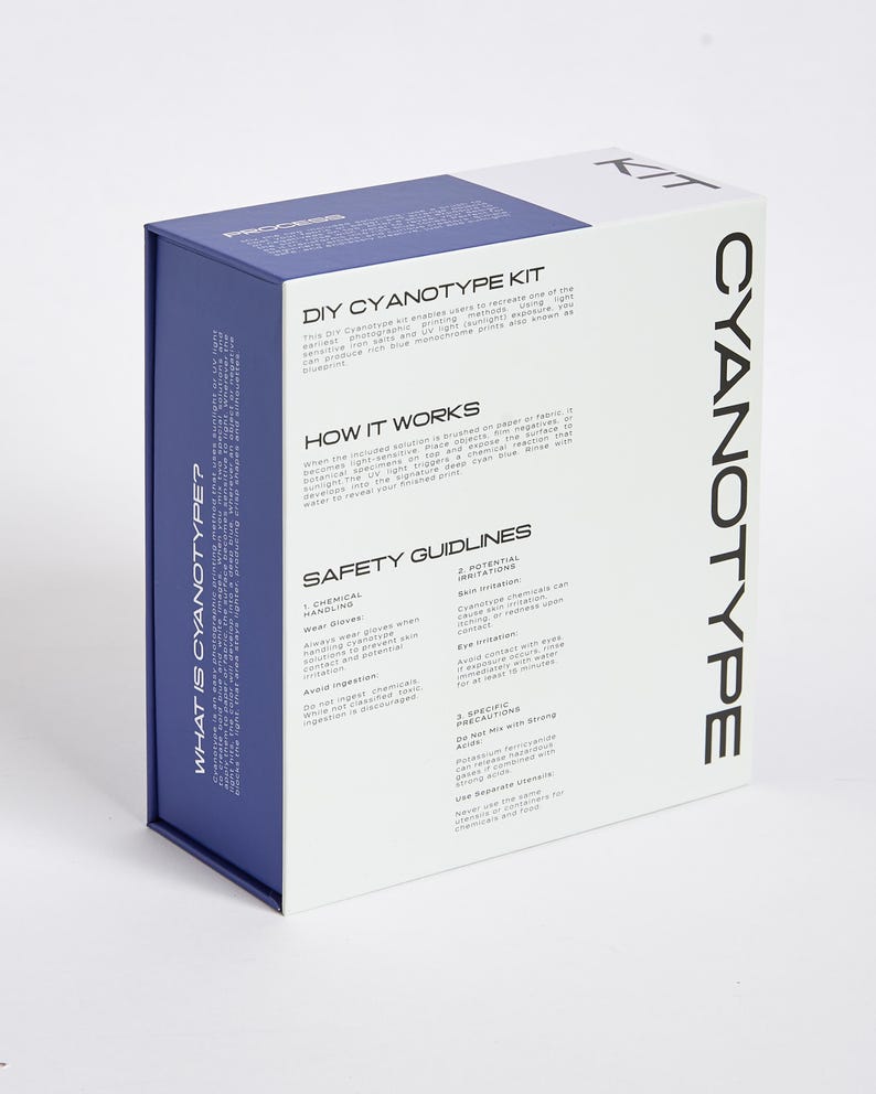 Pode incluir: Uma caixa de kit de cianotipia com um design azul e branco. A caixa apresenta o texto "DIY CYANOTYPE KIT" e "CYANOTYPE" em preto. A caixa tamb&eacute;m inclui instru&ccedil;&otilde;es e diretrizes de seguran&ccedil;a.