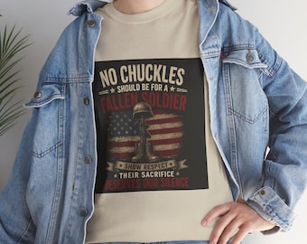 Inget skratt borde vara för en fallen soldat T-shirt | Militärt minne, flagggrafik