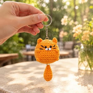 Virkad nyckelring med orange katt och amigurumimönster (digital nedladdning)