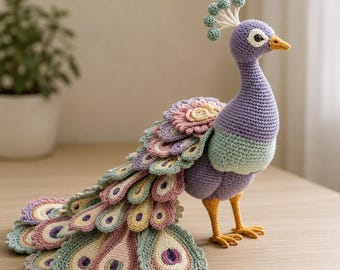 Peluche de pavo real amigurumi de ganchillo / Juguete de plumas en tonos pastel (patrón en PDF)
