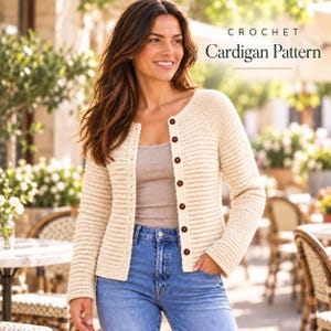Op de afbeelding: Een crèmekleurig gehaakt vest met lange mouwen, een ronde halslijn en een verticale rij donkerbruine knopen aan de voorzijde. De tekst CROCHET Cardigan Pattern is zichtbaar in de rechterbovenhoek van de afbeelding.