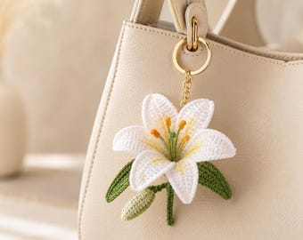 Weiße Lilie Schlüsselanhänger Häkelanleitung, Taschenanhänger PDF, Anleitung für Blumenaccessoires
