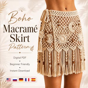 Op de afbeelding: Een beige macramé rok met een geknoopt rasterontwerp, zon- en maanmotieven, houten kralen en een gefranjerde zoom. De tekst luidt: Boho Macramé Skirt Pattern, Digital PDF, Beginner Friendly, Instant Download.