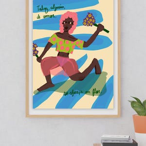Puede incluir: Ilustración de una persona con cabello rosado y piel oscura sosteniendo flores, vistiendo una blusa verde y rosa y pantalones cortos rosas. La obra de arte tiene texto en portugués y está sobre un fondo de rayas azules y beige.