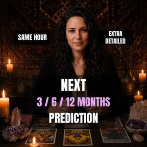 Könnte beinhalten: Eine Person mit dunklem, welligem Haar sitzt an einem Tisch mit Tarotkarten, Kerzen und Kristallen. Der Text auf dem Bild lautet: SAME HOUR, EXTRA DETAILED, NEXT 3 / 6 / 12 MONTHS PREDICTION. Die Umgebung ist dunkel mit einem gemusterten Wandbehang.