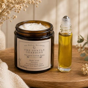 Pode incluir: Um frasco de vidro castanho de bálsamo de sebo batido e um frasco roll-on de vidro transparente cheio de líquido amarelo estão numa bandeja de madeira. O rótulo do frasco diz "The Gentle Guardian Whipped Tallow Balm."