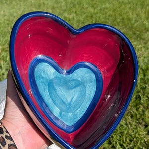 Rare 1988 Gail Pittman Signed Ceramic Heart Shaped Bowl Red Blue Hand Painted