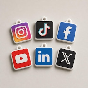 Könnte beinhalten: Ein Set aus sechs quadratischen Anhängern mit Social-Media-Logos. Die Anhänger zeigen das Instagram-Verlaufssymbol, das schwarze TikTok-Logo, das blaue Facebook-f, den roten YouTube-Wiedergabeknopf, das blaue LinkedIn-in und das schwarze X-Logo.