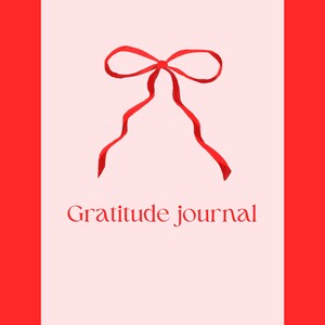 Può includere: Un design di diario di gratitudine digitale con un'illustrazione di fiocco rosso su sfondo rosa chiaro. Il testo "Digital Journal" è in alto e "Gratitude journal" in basso. Il testo "Use digitally or print at home" è in basso.