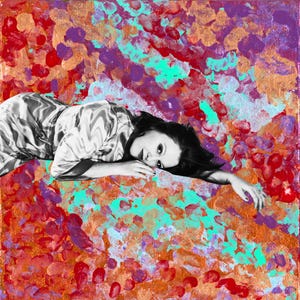 Può includere: Un'opera d'arte su tela quadrata che presenta una fotografia in bianco e nero di una persona sdraiata, che indossa una vestaglia a motivi. Lo sfondo è un vibrante dipinto astratto strutturato con tocchi circolari sovrapposti di rosso, viola, arancione e turchese brillante.