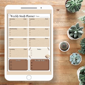 Op de afbeelding: Een digitale wekelijkse studieplanner weergegeven op een witte smartphone. De planner heeft secties voor elke dag van de week, met ruimte voor taken en vervaldatums. De achtergrond is een houten oppervlak met diverse potplanten.