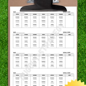 Könnte beinhalten: Ein braunes Klemmbrett mit einem weißen Blatt Papier, das vier identische Bewertungsformulare für Baseballspieler enthält. Jedes Formular umfasst Bereiche für Schlagen, Werfen, Fangen, Infield, Outfield und Wurf mit numerischen Bewertungen von 1 bis 5.