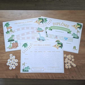 Peut inclure: Un ensemble de trois feuilles de papier imprimées avec des illustrations de dinosaures et du texte en français incluant Mon Parcours de Propreté, Diplôme du Champion de la Propreté et Mon Tableau de Propreté, accompagnées de petits autocollants.