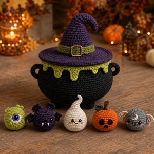 Peut inclure: Un chaudron noir au crochet avec un couvercle en forme de chapeau de sorcière violet, une bande verte et une boucle dorée. Cinq petites figurines au crochet sont devant : un monstre vert à un œil, une chauve-souris violette, un fantôme blanc, une citrouille orange et une chauve-souris grise.