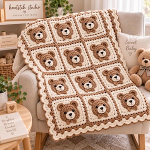 Pode incluir: Uma manta de crochê com um padrão repetitivo de rostos de urso castanhos com bordas em tom creme. Cada quadrado mostra um urso com olhos pretos, um nariz bordado e uma pequena gravata borboleta. A manta tem uma borda festonada e está sobre uma cadeira.
