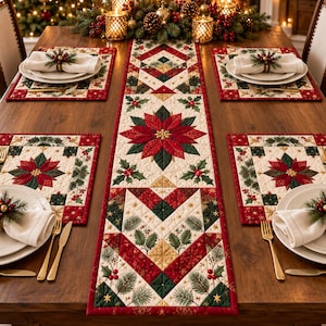 Può includere: Un runner da tavola trapuntato e quattro tovagliette abbinate con un motivo di stelle di Natale e agrifoglio in rosso, verde e crema. Il set include tovaglioli di stoffa bianca con portatovaglioli a forma di pino e bacche.