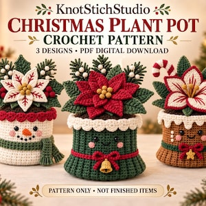 Puede incluir: Un patrón de ganchillo digital en PDF para tres macetas navideñas de KnotStichStudio. La imagen muestra tres fundas de ganchillo para plantas con un muñeco de nieve, una maceta verde texturizada con un cascabel y una maceta de jengibre.