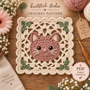 Op de afbeelding: Een vierkant haakpatroon met een centraal mauve kattengezicht met zwarte ogen en witte snorharen, omringd door een crèmekleurige kanten rand met groene bladaccenten. De tekst luidt knotstich studio CROCHET PATTERN en PDF Digital Download.