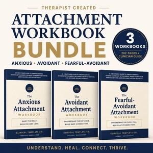 Könnte beinhalten: Ein von Therapeuten erstelltes Arbeitsbuch-Bundle mit drei Bänden: The Anxious Attachment, The Avoidant Attachment und The Fearful-Avoidant Attachment. Das Set umfasst 282 Seiten und einen klinischen Leitfaden mit dunkelblauen und cremefarbenen Einbänden.