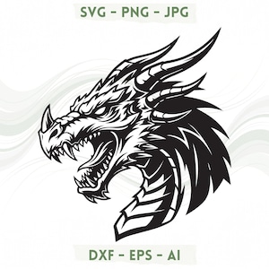 Pode incluir: Uma ilustração gráfica a preto e branco de uma cabeça de dragão de perfil, com chifres afiados, boca aberta com dentes visíveis e escamas texturizadas. O texto SVG - PNG - JPG e DXF - EPS - AI é exibido acima e abaixo do dragão.
