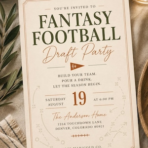 Könnte beinhalten: Eine rechteckige Einladungskarte mit cremefarbenem Hintergrund und dunkelgrünem sowie rostfarbenem Text. Die Karte lautet: YOU'RE INVITED TO FANTASY FOOTBALL Draft Party, BUILD YOUR TEAM. POUR A DRINK. LET THE SEASON BEGIN. SATURDAY AUGUST 19 AT 6:00 PM, The Anderson Home, 1234 TOUCHDOWN LANE DENVER, COLORADO 80921, MOSS MARIGOLD CO.
