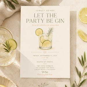 Peut inclure: Une carte d'invitation rectangulaire sur fond crème avec une illustration à l'aquarelle d'un cocktail au gin, de tranches de citron vert et d'un brin de romarin. Le texte indique : SUNSET SOIRÉE, LET THE PARTY BE GIN, Join us for cocktails as the sun goes down, FRIDAY, SEPTEMBER 12, 2026, 6:00 PM, HOSTED BY SERENA, THE COVE TERRACE, 1924 HARBOR VIEW DRIVE, LAGUNA BEACH, CALIFORNIA, Cheers to golden hour, MOSS MARIGOLD CO.