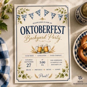 Könnte beinhalten: Eine Einladungskarte für eine Oktoberfest-Gartenparty mit blau-weißen Wimpeln, zwei Bierkrügen und Weizenillustrationen. Der Text lautet: Please join us for an Oktoberfest Backyard Party, Saturday September 27 at 5:00 PM, The Andersons, 123 Hopfest Lane, Monument, CO, Good Beer, Good Food, Good Company, Brats, Pretzels, Music, Games, and Prost!