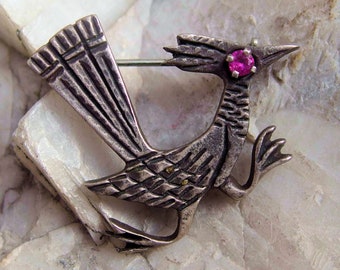 Sterling zilveren Roadrunner-broche, gefacetteerd robijnoog, picto-markering op de achterkant, 5 g