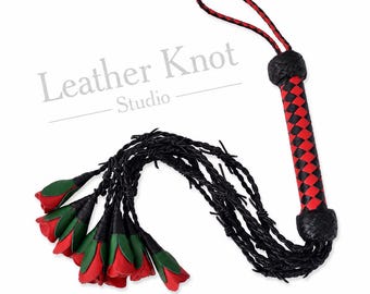 Leren rozefloggerzweep | Handgemaakte BDSM-flogger | Zwart en rood leren slagspeelgoed | Knikcadeau voor stellen