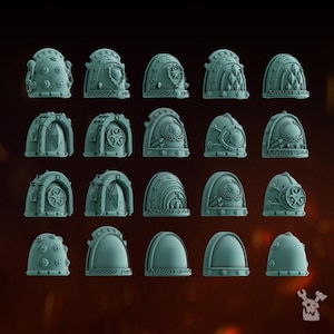 Peut inclure: Une collection de vingt épaulettes miniatures de couleur sarcelle pour figurines de jeu, disposées en une grille de quatre par cinq. Chaque pièce présente des détails en relief distincts, incluant des motifs géométriques, des emblèmes circulaires, des couronnes de laurier et des clous.