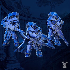 Könnte beinhalten: Drei blaue Miniatur-Soldatenfiguren mit Kapuzenumhängen und schwerer Rüstung. Jede Figur hält ein Gewehr mit langem Lauf und Zielfernrohr. Die Figuren sind in einem einfarbigen Blauton gehalten, mit sichtbaren metallischen Kanten und Details.