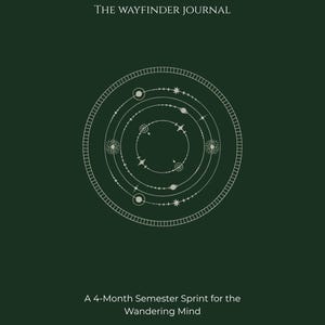 以下が含まれることがあります： 上部に「THE WAYFINDER JOURNAL」、下部に「A 4-Month Semester Sprint for the Wandering Mind」と記されたダークグリーンのジャーナルの表紙。中央には、天体の軌道と星を描いた細い白い線による円形のグラフィックが配置されています。