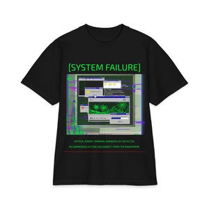 Peut inclure: Un t-shirt noir avec une impression graphique verte indiquant [SYSTEM FAILURE] en haut. Le centre affiche une interface numérique avec plusieurs fenêtres, un paysage de palmiers et un curseur. En bas, le texte indique CRITICAL ERROR: TERMINAL WANDERLUST DETECTED. RECOMMENDED ACTION: DISCONNECT FROM THE MAINFRAME.