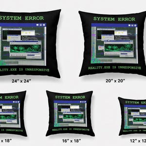 Könnte beinhalten: Fünf schwarze quadratische und rechteckige Dekokissen mit einer grünen Computer-Systemfehler-Grafik, dem Text SYSTEM ERROR und REALITY.EXE IS UNRESPONSIVE. Die gezeigten Größen sind 61x61 cm, 51x51 cm, 46x46 cm, 41x46 cm und 30x30 cm.