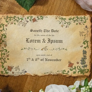 Könnte beinhalten: Eine Einladung im Vintage-Stil mit dem Text "Saveth The Date" und "Lorem & Ipsum" in einer altenglischen Schriftart. Die Einladung ist mit grünen und roten floralen Designs und dem Datum "7th & 8th of November" verziert.