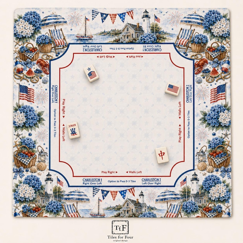 K&ouml;nnte beinhalten: Eine quadratische Mahjong-Matte mit nautischem Motiv, Leuchtt&uuml;rmen, Segelbooten, Strandst&uuml;hlen und blauen Hortensien. Der zentrale Spielbereich enth&auml;lt aufgedruckte Anweisungen f&uuml;r Charleston-Regeln sowie vier Spielsteine mit Flaggenmotiven.