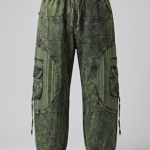 Peut inclure: Pantalon cargo vert olive délavé à l'acide avec une taille élastique à cordon de serrage, deux grandes poches cargo latérales avec des empiècements en tissu à motifs et des chevilles élastiquées. Le pantalon a une coupe ample et texturée.