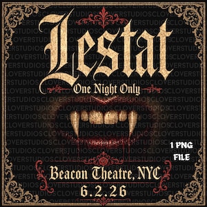 Könnte beinhalten: Ein schwarzes Grafikposter mit dem Text Lestat, One Night Only, Beacon Theatre, NYC und 6.2.26. Das Design zeigt ein Paar menschliche Lippen mit markanten Vampirzähnen, umgeben von einem verzierten goldenen Filigranrand auf dunklem Hintergrund.