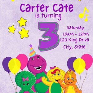 Könnte beinhalten: Eine violette Geburtstagseinladungskarte mit dem Text I love you You love me, Carter Cate is turning 3, Saturday 10AM - 12PM, 123 King Drive City, State. Das Design enthält gelbe Sterne, Musiknoten, Luftballons und vier bunte Dinosaurierfiguren.