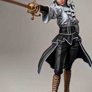 Puede incluir: Una figura detallada de un personaje que empuña una espada con largo cabello plateado, vistiendo una blusa blanca con volantes, una falda negra de talle alto con faldones y botas marrones con cordones. La espada es de color dorado.