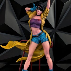 Peut inclure: Une figurine de collection représentant un personnage aux cheveux noirs courts, portant un trench-coat jaune, un haut court violet, un short en jean bleu et des baskets montantes bleues. Le personnage porte des lunettes visière et des gants bleus.