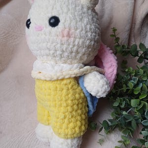 Bichinho de pelúcia amigurumi de crochê, Ternurin, gatinho bebê da Sylvanian Families, branco, com acessórios. imagem 4