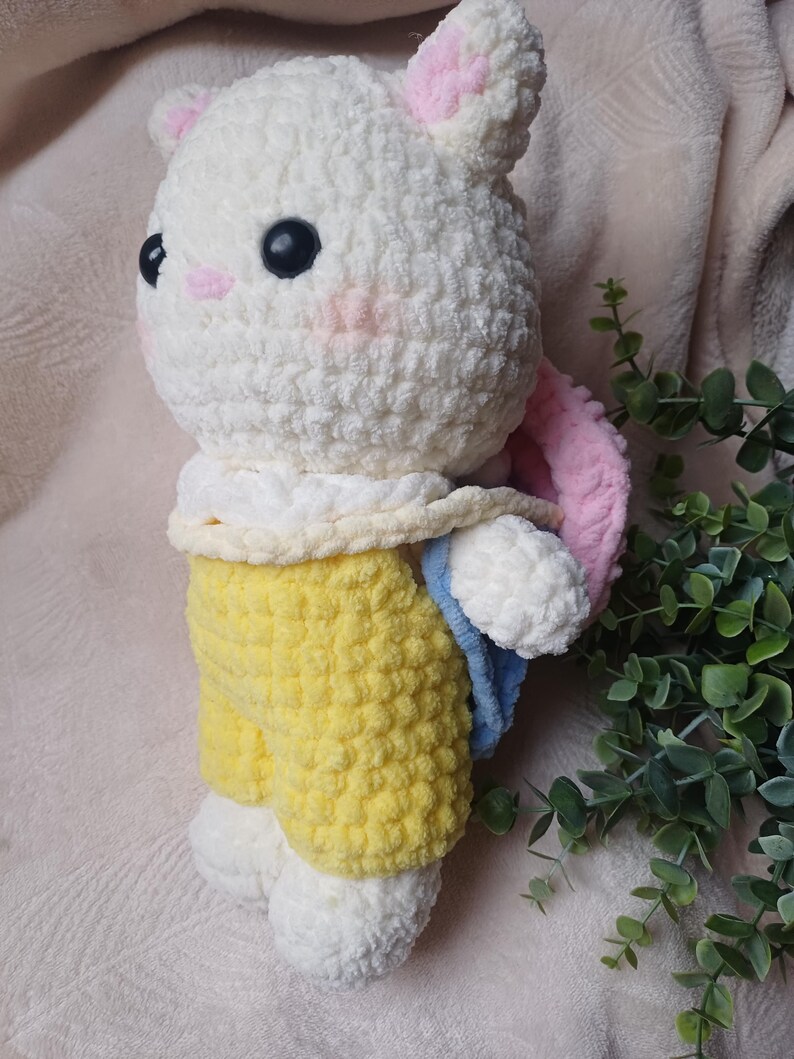 Bichinho de pelúcia amigurumi de crochê, Ternurin, gatinho bebê da Sylvanian Families, branco, com acessórios. imagem 4