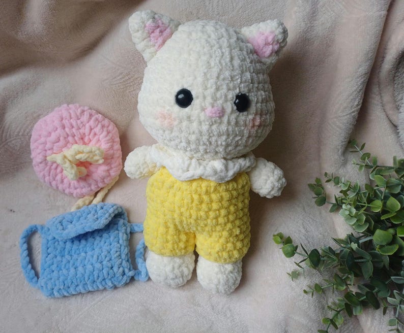 Bichinho de pelúcia amigurumi de crochê, Ternurin, gatinho bebê da Sylvanian Families, branco, com acessórios. imagem 1