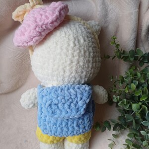 Bichinho de pelúcia amigurumi de crochê, Ternurin, gatinho bebê da Sylvanian Families, branco, com acessórios. imagem 7