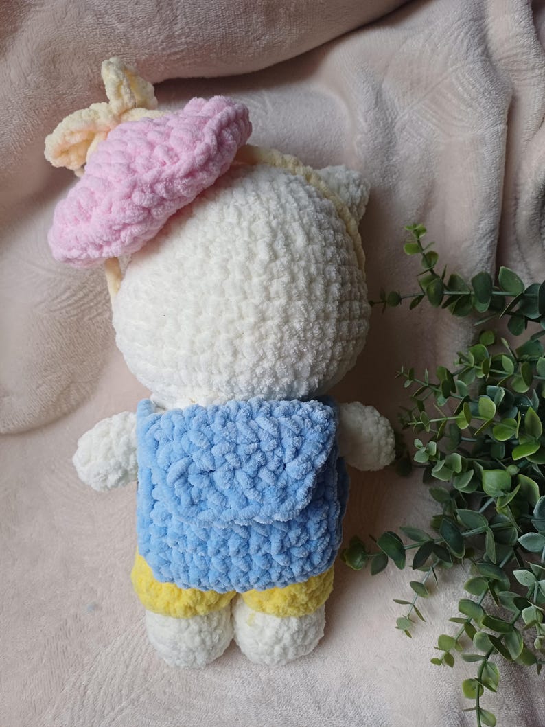Bichinho de pelúcia amigurumi de crochê, Ternurin, gatinho bebê da Sylvanian Families, branco, com acessórios. imagem 7
