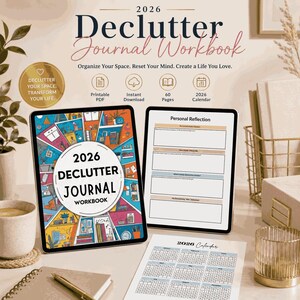 Könnte beinhalten: Ein 2026 Declutter Journal Workbook Set mit einem Cover aus bunten illustrierten Raumsegmenten, einer Seite zur persönlichen Reflexion mit Textaufforderungen und einem Kalenderblatt für 2026. Der Text lautet 2026 Declutter Journal Workbook.